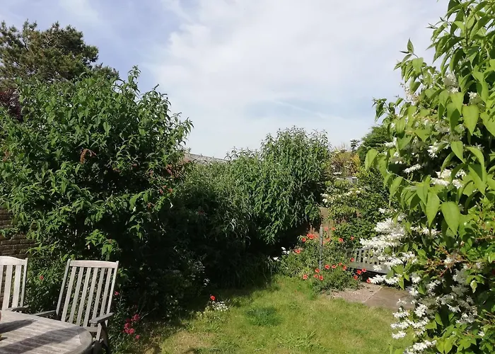 Met Besloten Tuin بيت للعطل *