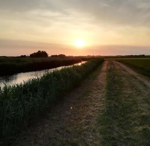 بيت للعطل Met Besloten Tuin *